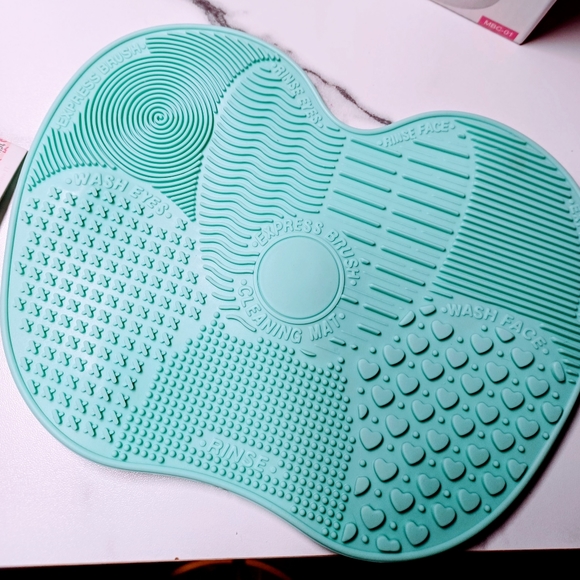 Electric Makeup Brush Cleaner w/ Brushes and Cleaning Mat. - Picture 4 of 7